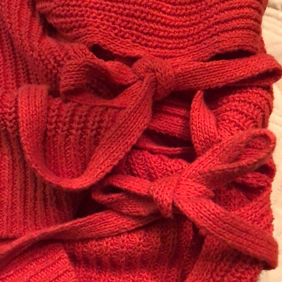 LOFT Ribbed Knit Sleeveless, tie bottom sides, cotton/linen/rayon blend sweater - Picture 6 of 10